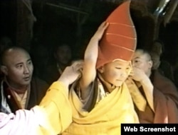 1992年，中國政府和達賴喇嘛共同認定的第17世噶瑪巴喇嘛並沒有經過金瓶掣籤。 （網絡截圖）