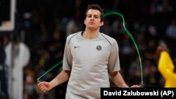 Nemanja Bjelica se zagreva u poluvremenu utakmice u Denveru, 5. aprila 2018. godine (Foto: AP/David Zalubowski)