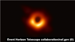 인류 역사상 최초로 관측에 성공한 블랙홀 형상. '사건지평선망원경(EHT·Event Horizon Telescope)' 연구진은 10일 거대은하 'M87' 중심부에 있는 블랙홀 관측에 성공했다고 밝히고 해당 형상을 공개했습니다.