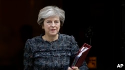 British Prime Minister Theresa May leaves 10 Downing Street in London, to attend Prime Minister's Questions at the Houses of Parliament, Sept. 13, 2017. 