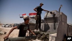 伊拉克反恐部队安装火箭弹，准备送上费卢杰前线（2016年6月7日）