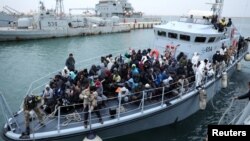 Para migran diselamatkan oleh penjaga pantai Libya setelah terkatung-katung di Laut Tengah 9 Januari lalu (foto: ilustrasi). 