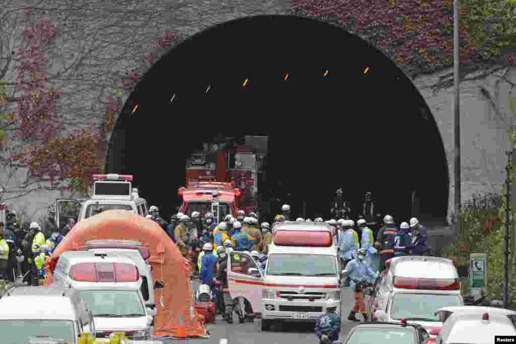 Cảnh sát và nhân viên cứu hỏa tụ tập trước cửa đường hầm Sasago. (Kyodo)