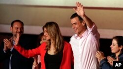 Perdana Menteri Spanyol dan candidate Partai Sosialis Pedro Sanchez ditemani istrinya Maria Begona Gomez, melambaikan tangan kea rah para pendukungnya yang berkumpul di markas besar partai itu untuk menunggu hasil pemilu di Madrid, 28 April 2019.
