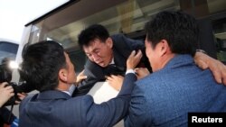 지난 26일 북한 금강산에서 이산가족 상봉 행사에 참여한 남북한 가족들이 눈물을 흘리며 작별 인사를 나누고 있다.