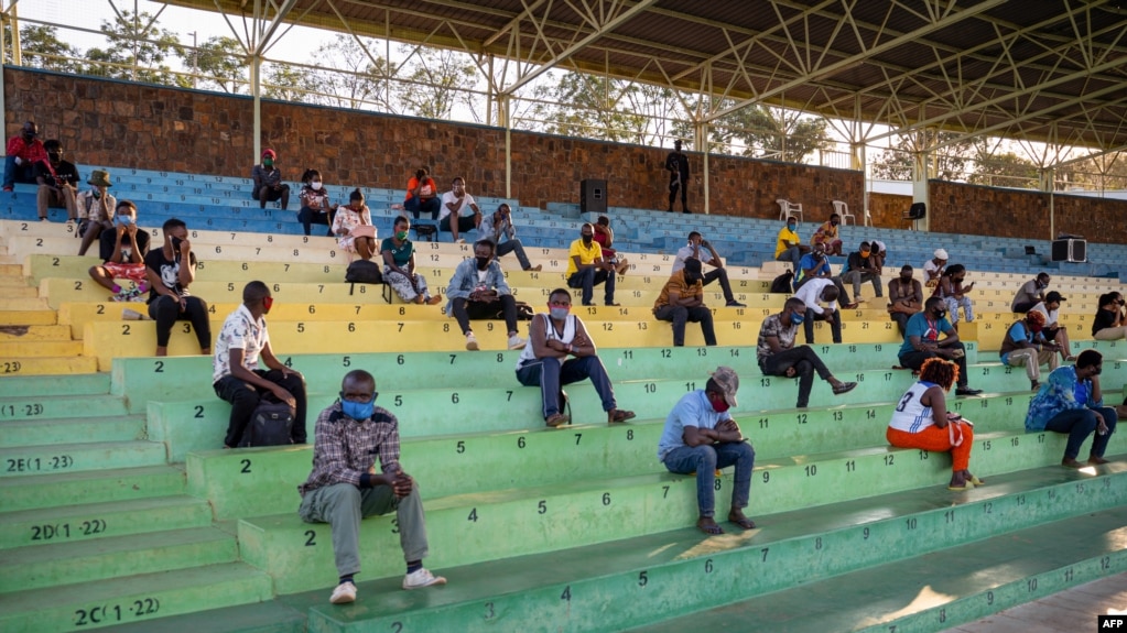 Ifoto ya bamwe mu barajwe muri stade kubera kudakurikiza amabwirizwa yo gukumira COVID-19