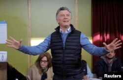 El presidente de Argentina, Mauricio Macri, hace un gesto antes de emitir su voto en un colegio electoral durante las elecciones primarias en Buenos Aires, Argentina, el 11 de agosto de 2019. REUTERS / Luisa González.