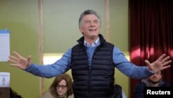 Presiden Argentina, Mauricio Macri, di sebuah TPS di Buenos Aires, 11 Agustus 2019.