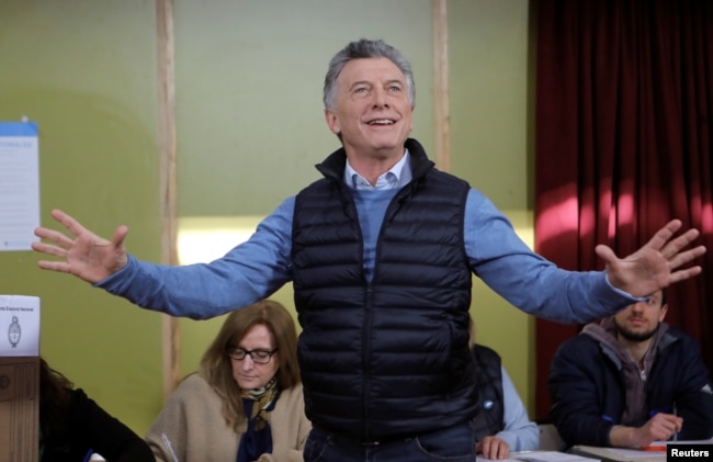 El presidente de Argentina, Mauricio Macri, hace un gesto antes de emitir su voto en un colegio electoral durante las elecciones primarias en Buenos Aires, Argentina, el 11 de agosto de 2019. REUTERS / Luisa González.