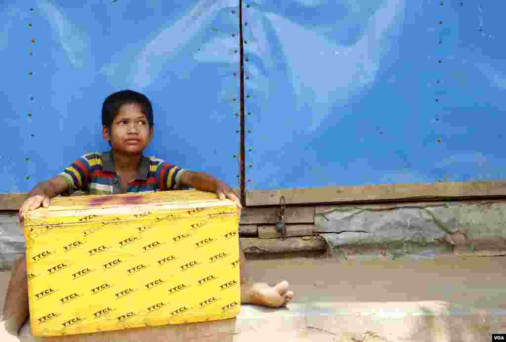 Nine-year-old Mohammed Rohim sells ice cream at the Rohingya market in Kutupalong refugee camp Mar. 31, 2019. (Hai Do/VOA)