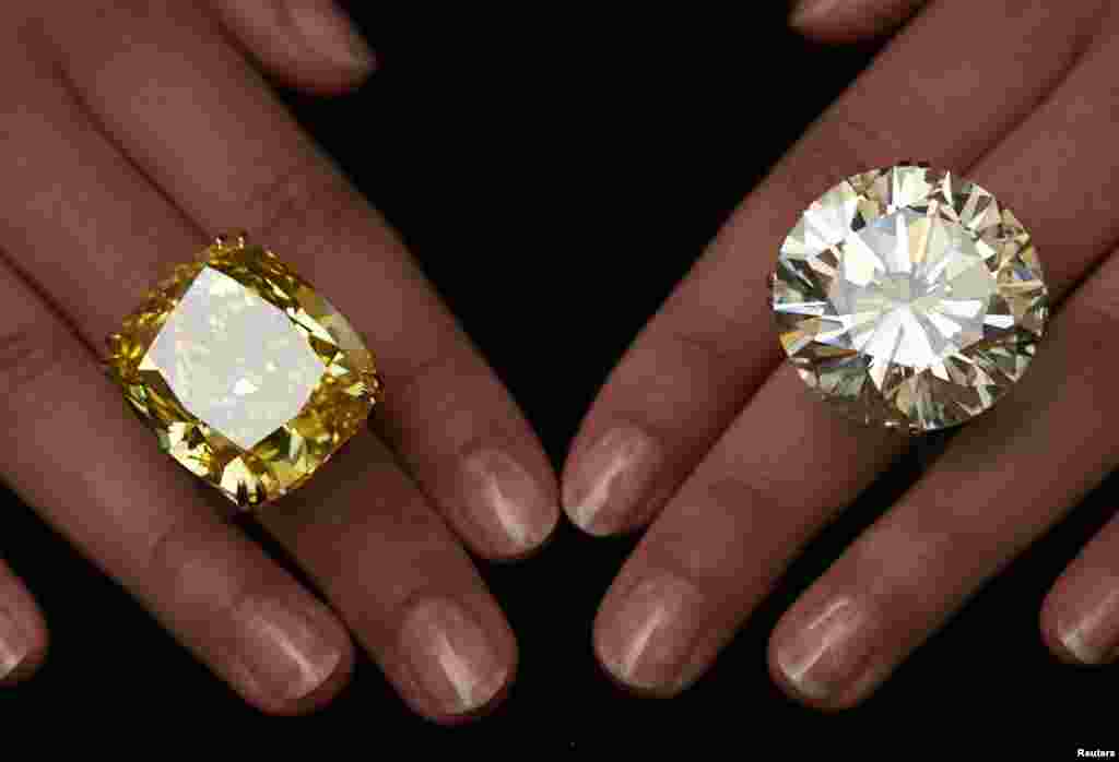 스위스 제네바에서 열린 소다비 경매 시사회에서 한 모델이 100.09 캐럿짜리 황색 다이아몬드 반지(왼쪽)와 103.46캐럿 다이아몬드 반지를 선보이고 있다. 이 보석들의 가치는 각각 1천5백만~2천2백만 달러, 그리고 35만~50만 달러로 잠정 책정되었다.