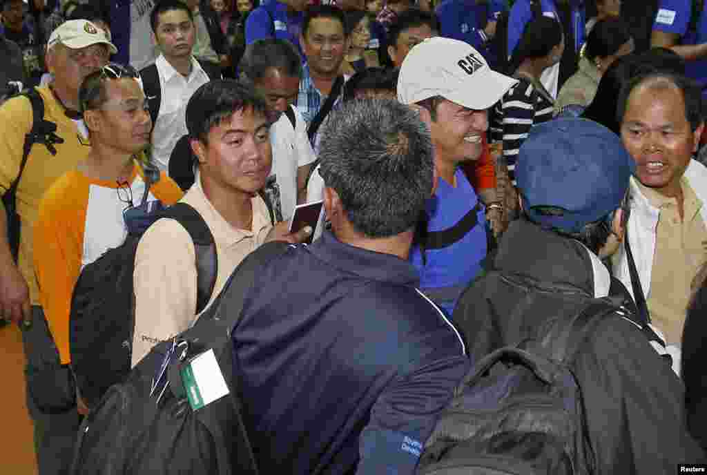 Filipino workers, who for security reasons were evacuated from Algeria by their company, arrive at Ninoy Aquino International Airport in Manila January 20, 2013. More than 30 Filipino workers, who worked at a desert gas plant 700 km (430 miles) away from 