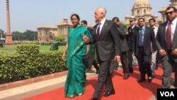 US Defense Secretary Jim Mattis chats with Indian Defense Minister Nirmala Sitharaman at the Indian Ministry of Defense in New Delhi, India - Sept. 26, 2017 (Photo: W. Gallo / VOA) 