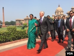 U.S. Defense Secretary Jim Mattis chats with Indian Defense Minister Nirmala Sitharaman at the Indian Ministry of Defense in New Delhi, Sept. 26, 2017. (W. Gallo/VOA)