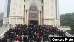 聚集在浙江温州三江教堂前反对拆迁的信众。（2014年，对华援助协会网站图片）