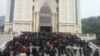 聚集在浙江温州三江教堂前反对拆迁的信众。（对华援助协会网站图片）