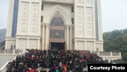 聚集在浙江温州三江教堂前反对拆迁的信众。（对华援助协会网站图片）
