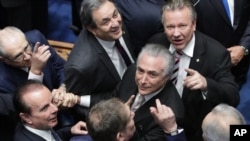 Les sénateurs brésilien félicite Michel Temer, au centre, alors qu'il arrive au Congrès à Brasilia, Brésil, le 31 août 2016.