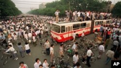 지난 1989년 6월 4일 민주화 시위대가 중국 베이징 톈안먼 광장에 모여있다. 공식발표로는 이날 시위로 300여 명이 숨지고 7천여 명이 부상했다. 