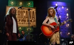 Robert Platt and Patty Griffin perform during the Americana Music Honors and Awards show in Nashville, Tennessee, Sept. 17, 2014.