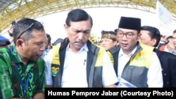 Satgas CItarum Harum Ridwan Kamil (kanan) dan Menko Maritim Luhut Binsar Pandjaitan (tengah) menghadiri Citarum Expo di Kabupaten Bandung, Selasa (19/2/2019) (Courtesy: Humas Pemprov Jawa Barat)