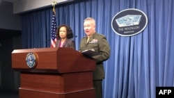 La porte-parole du Pentagone Dana White et le lieutenant-général de la Marine Kenneth McKenzie Jr. lors d’un point de presse à Washington, DC, du 5 avril 2018. 