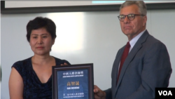 高智晟妻子耿和2018年7月8日代丈夫领取首届中国人权律师奖（美国之音久岛拍摄）