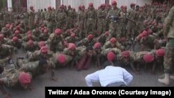 Le Premier ministre Abiy Ahmed, effectue des pompes avec les soldats venus demander une augmentation de leurs soldes à Addis Abeba, Ethiopie, 11 octobre 2018. (Twitter/Adaa Oromoo)