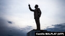 La statue de l'ancien président gabonais Omar Bongo dans un parc de Franceville, au Gabon, le 21 mai 2019.