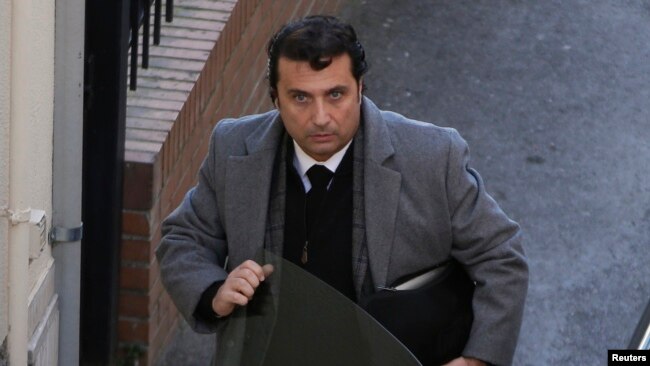 Francesco Schettino, ex-capitaine du Costa Concordia, à son arrivée à son procès à Grosseto, le 11 février 2015.
