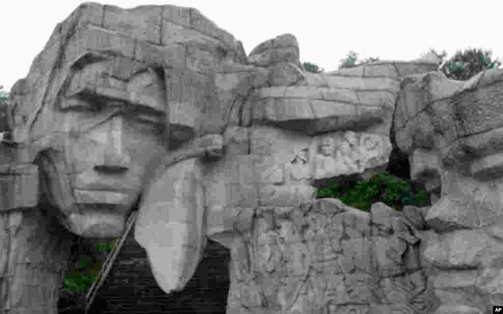 红军突破湘江烈士纪念碑园群雕细部