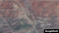 평양 외곽 사동구역 대원리 일대를 촬영한 지난달 22일 위성사진. 화면 위에 청와대 모형건물이 보이고, 아래 쪽으로는 대형 표적이 확인된다. 구글 어스 이미지.