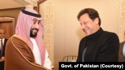 وزیر اعظم عمران خان اور سعودی عرب کے ولی عہد محمد بن سلمان (فائل فوٹو)