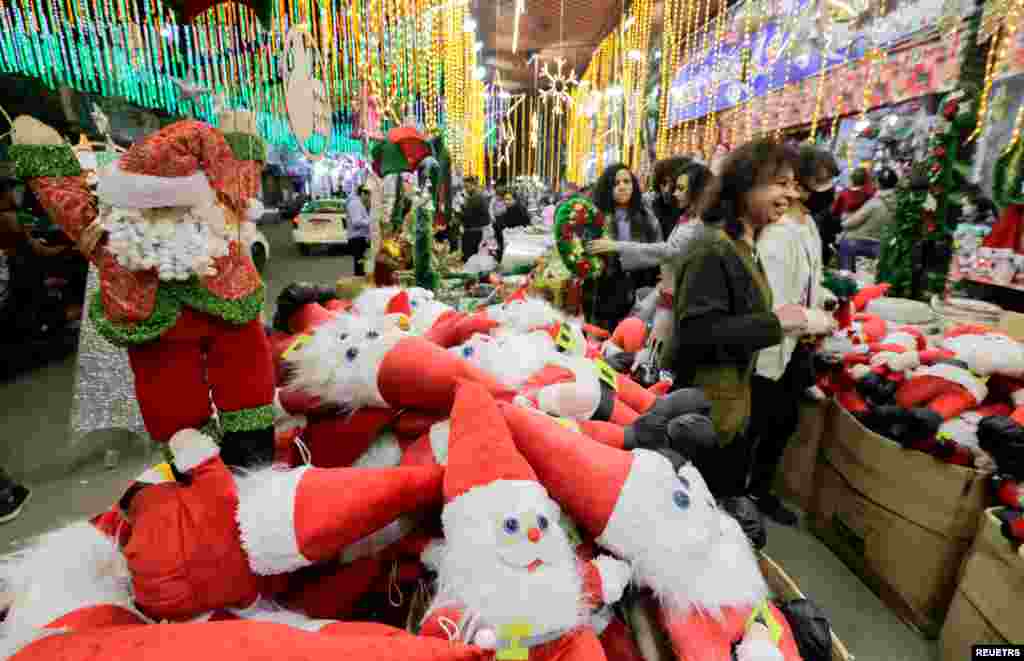 مصر کے شہر قاہرہ میں دکانوں پر سانتا کلاز سے مشابہہ کھلونے فروخت کے لیے پیش کیے گئے ہیں۔