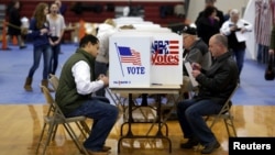 9일 미국 뉴햄프셔주 베드포드의 대선 예비선거 투표장에서 유권자들이 투표하고 있다.