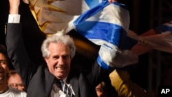 El presidente electo Tabaré Vázquez celebra el triunfo en la segunda vuelta de las elecciones presidenciales uruguayas.