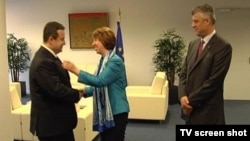 Premijer Srbije Ivica Dačić, visoka predstavnica EU Ketrin Ešton i premijer Kosova Hašim Tači tokom susreta u Briselu, 20.06.2013 (Fonet)