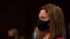 Yargıç Any Coney Barrett, Senato Adalet Komisyonu'nda düzenlenen oturuma, Corona pandemisi önlemleri çerçevesinde maskeyle geldi.