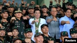 Tổng thống Philippines Rodrigo Duterte ghé thăm một căn cứ quân sự của nước này. 