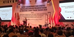 Ketua Komisi Pemberantasan Korupsi (KPK) Firli Bahuri memberikan sambutan pada rapat koordinasi dan sinergi penyelenggara pemerintahan di Provinsi Jawa Timur, di Surabaya, Jawa Timur, Kamis, 9 Januari 2019. (Foto: Petrus Riski/VOA)