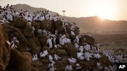 Người Hồi giáo hành hương cầu nguyện trên một đồi đá được gọi là Ngọn núi của Lòng từ bi, trong cuộc hành hương Hajj hàng năm, trước lúc mặt trời mọc ở gần thánh địa Mecca, Ả-rập Xê-út, ngày 11 tháng 9 năm 2016.