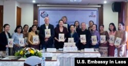 ອົງການ USAID ມອບປຶ້ມ ແລະວີດິໂອກ່ຽວກັບວິທີຍ້ອມຝ້າຍແລະໄໝໂດຍໃຊ້ສີທໍາມະຊາດ