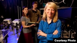 Dr. Geraldine Richmond with students at the University of Oregon (Courtesy: University of Oregon)