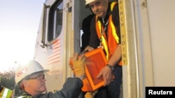 13일 미국 필라델피아의 열차 사고 현장에서 검사관이 운행기록장치를 꺼내고 있다.