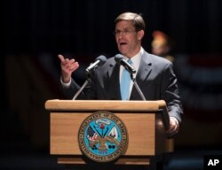 El vigésimo tercer secretario del Ejército de EE.UU., Mark Esper, habla en Conmy Hall en la Base Conjunta Myer-Henderson, en Virginia, el 5 de enero de 2018, durante una ceremonia en su honor.