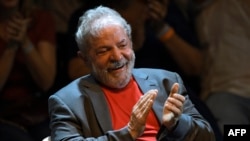 Mantan Presiden Brasil (2003-2011) Luiz Inacio Lula da Silva, bertepuk tangan saat unjuk rasa partai kiri Brasil di Circo Voador di Rio de Janeiro, Brasil, pada 2 April 2018. (Foto: dok).