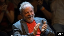 Former Brazilian president Luiz Inacio Lula da Silva applauds during a rally of Brazilian leftist parties at Circo Voador in Rio de Janeiro, Brazil, on April 02, 2018. /AFP PHOTO / MAURO PIMENTEL 
