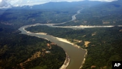 នៅ​ក្នុង​រូបភាព​ដែល​ត្រូវ​បាន​ថត​កាលពី​ថ្ងៃទី៧ ខែធ្នូ ឆ្នាំ២០០៩ គេ​មើល​ឃើញ​ទន្លេ Irrawaddy នៅ​ក្នុង​រដ្ឋ Kachin ភាគ​ខាង​ជើង​នៅ​ក្នុង​ប្រទេស​មីយ៉ាន់ម៉ា។