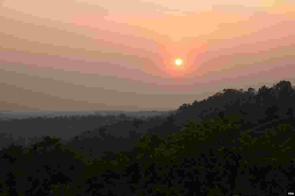 Matahari terbenam di Bukit Dos Kromom di provinsi Mondulkiri. (VOA/Nov Povleakhena)