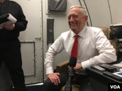 Speaking to reporters, US Defense Secretary Jim Mattis laughs as he recounts an Indonesian counterterrorism operation he witnessed in Jakarta, Indonesia, Jan. 24, 2018. (Photo: B. Gallo / VOA)